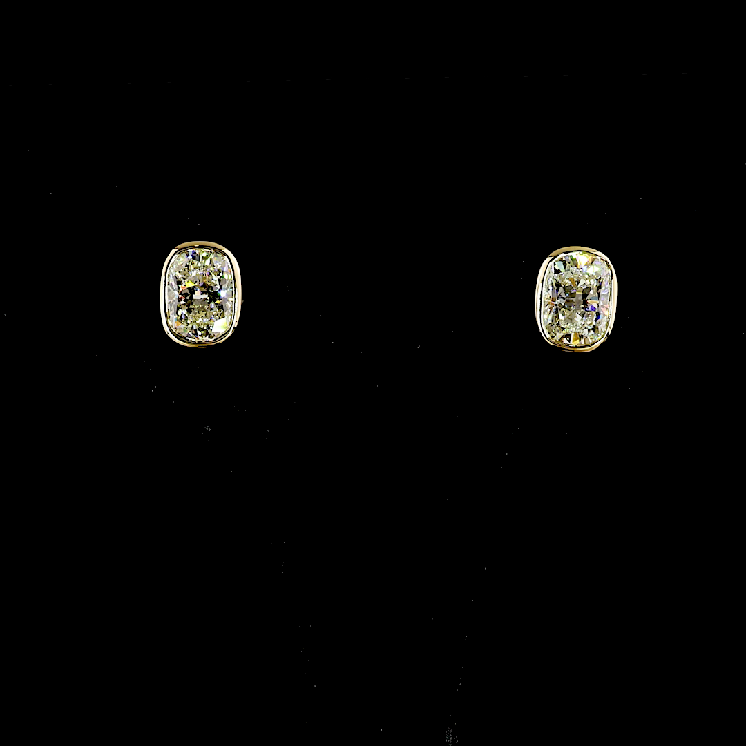 Yellow gold Diamond Studs · 5.44 ct