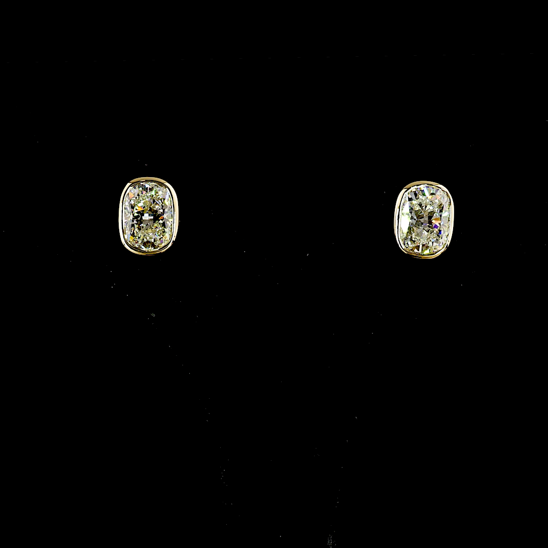 Yellow gold Diamond Studs · 5.55 ct