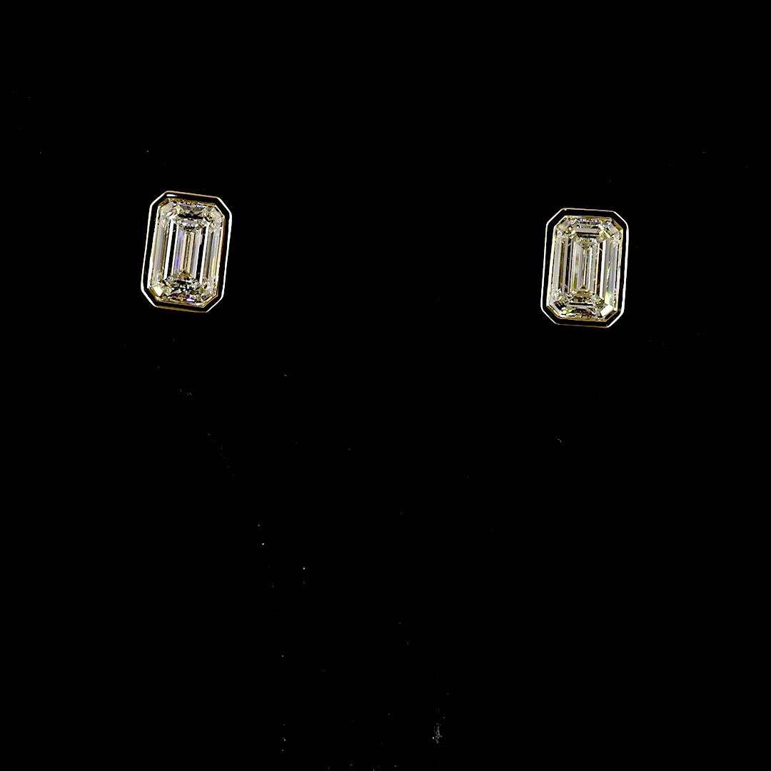 Yellow gold Diamond Studs · 6.15 ct