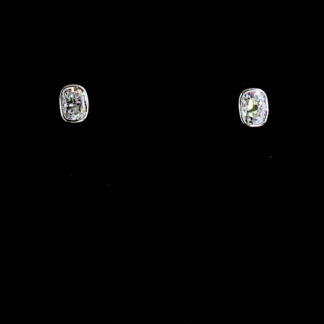 Yellow gold Diamond Studs · 2.07 ct