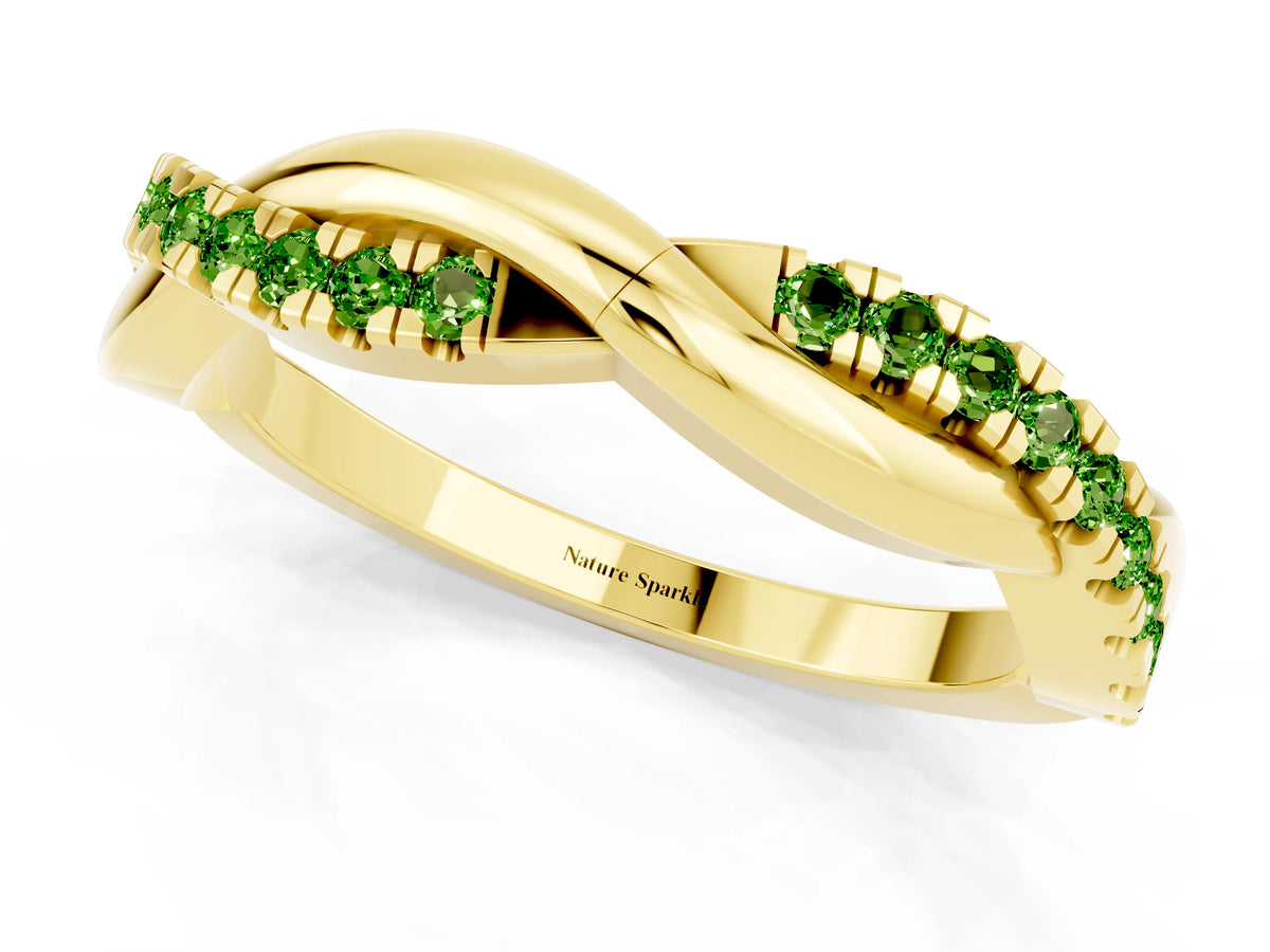 Round Peridot Twisted Infinity Band in Yellow gold with Prong Setting